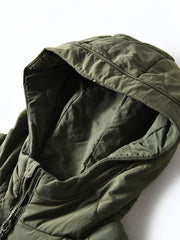 製品画像
「4色展開の防風防水中綿ジャケット。アウトドア素材とポリエステル中綿を採用し、軽量設計で保温性と高機能性を兼ね備えた全体写真。」
詳細画像
「防風性に優れたアウトドア素材の質感と軽量化された中空構造ポリエステル繊維を使用した中綿ディテール。多機能ポケットの実用性も際立つ中綿ジャケット詳細写真。」