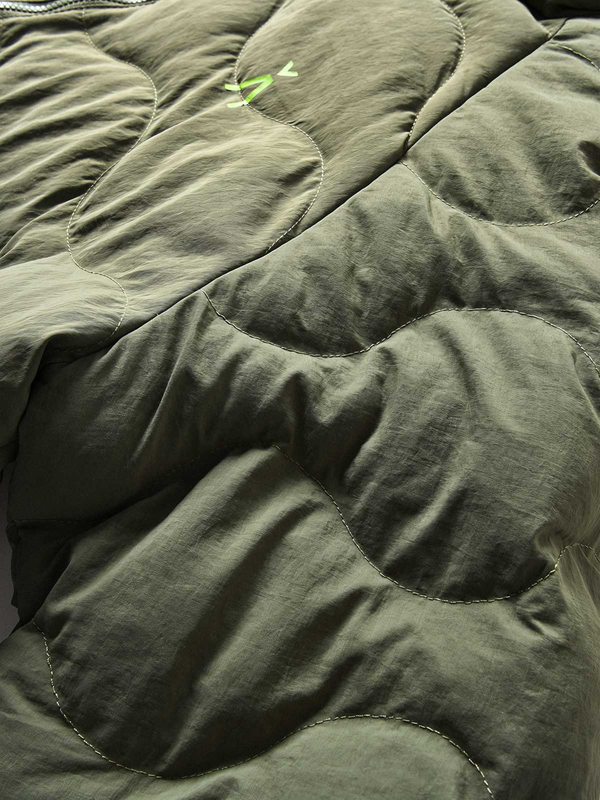 製品画像
「4色展開の防風防水中綿ジャケット。アウトドア素材とポリエステル中綿を採用し、軽量設計で保温性と高機能性を兼ね備えた全体写真。」
詳細画像
「防風性に優れたアウトドア素材の質感と軽量化された中空構造ポリエステル繊維を使用した中綿ディテール。多機能ポケットの実用性も際立つ中綿ジャケット詳細写真。」