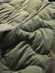 製品画像
「4色展開の防風防水中綿ジャケット。アウトドア素材とポリエステル中綿を採用し、軽量設計で保温性と高機能性を兼ね備えた全体写真。」
詳細画像
「防風性に優れたアウトドア素材の質感と軽量化された中空構造ポリエステル繊維を使用した中綿ディテール。多機能ポケットの実用性も際立つ中綿ジャケット詳細写真。」