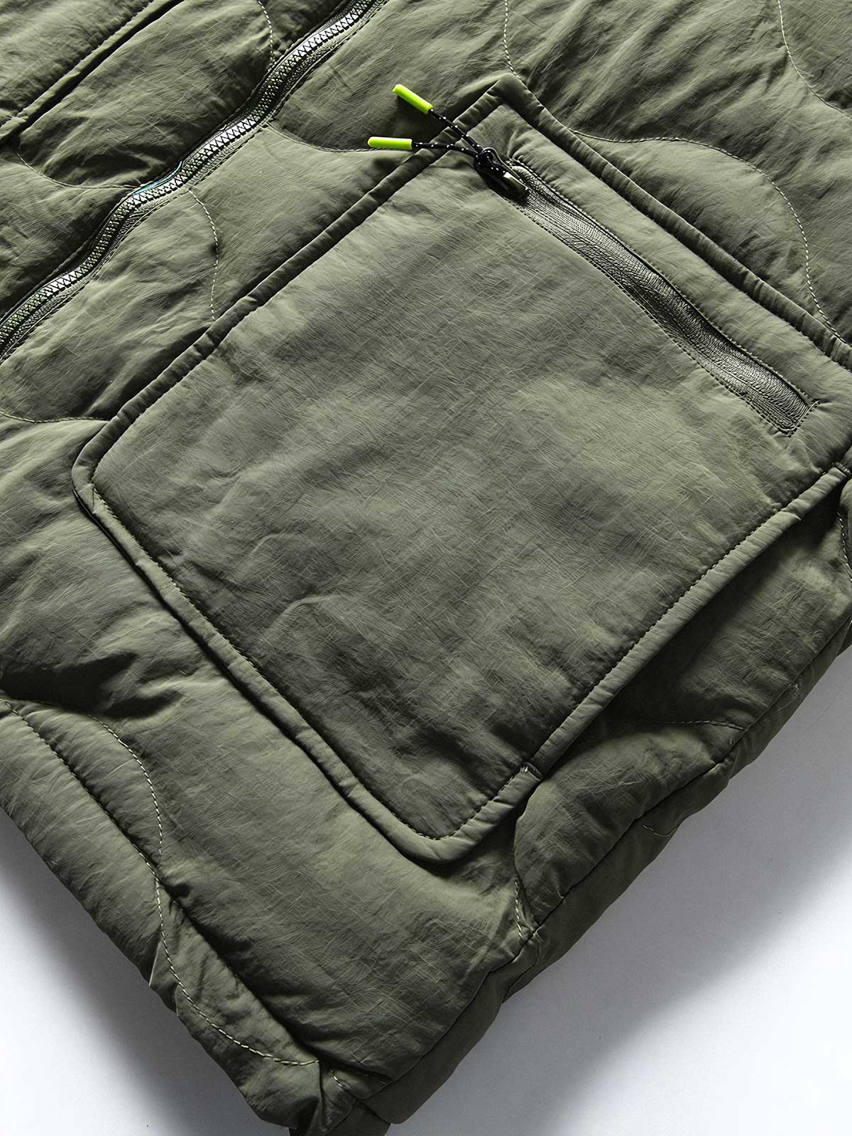 製品画像
「4色展開の防風防水中綿ジャケット。アウトドア素材とポリエステル中綿を採用し、軽量設計で保温性と高機能性を兼ね備えた全体写真。」
詳細画像
「防風性に優れたアウトドア素材の質感と軽量化された中空構造ポリエステル繊維を使用した中綿ディテール。多機能ポケットの実用性も際立つ中綿ジャケット詳細写真。」