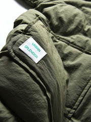 製品画像
「4色展開の防風防水中綿ジャケット。アウトドア素材とポリエステル中綿を採用し、軽量設計で保温性と高機能性を兼ね備えた全体写真。」
詳細画像
「防風性に優れたアウトドア素材の質感と軽量化された中空構造ポリエステル繊維を使用した中綿ディテール。多機能ポケットの実用性も際立つ中綿ジャケット詳細写真。」