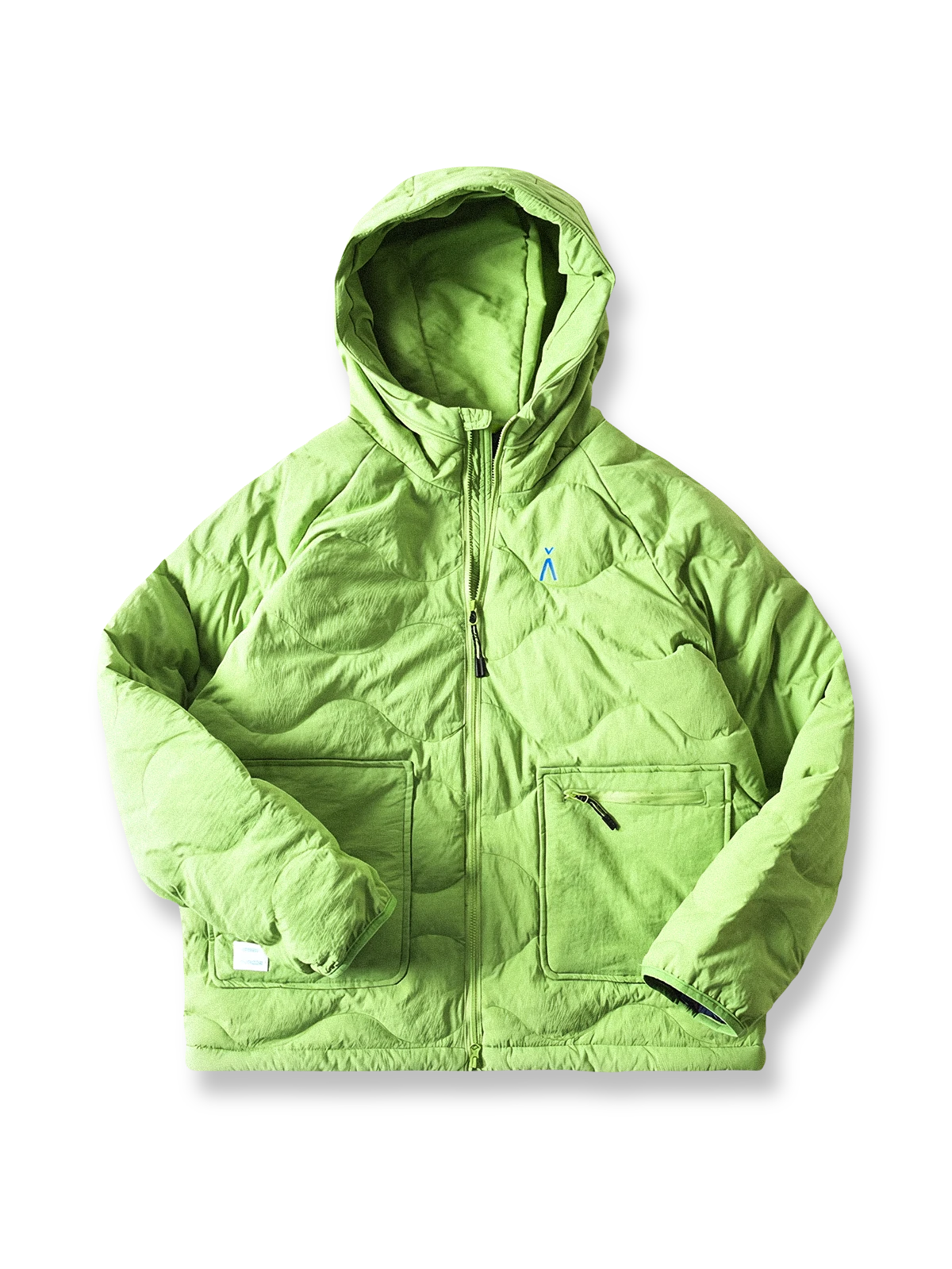 製品画像
「4色展開の防風防水中綿ジャケット。アウトドア素材とポリエステル中綿を採用し、軽量設計で保温性と高機能性を兼ね備えた全体写真。」
詳細画像
「防風性に優れたアウトドア素材の質感と軽量化された中空構造ポリエステル繊維を使用した中綿ディテール。多機能ポケットの実用性も際立つ中綿ジャケット詳細写真。」