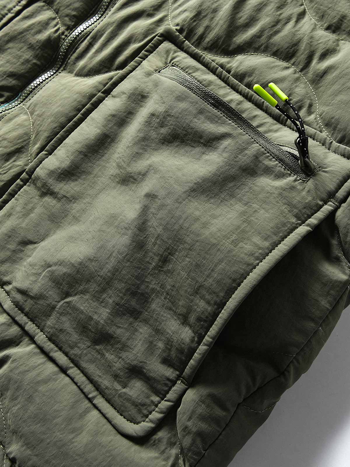 製品画像
「4色展開の防風防水中綿ジャケット。アウトドア素材とポリエステル中綿を採用し、軽量設計で保温性と高機能性を兼ね備えた全体写真。」
詳細画像
「防風性に優れたアウトドア素材の質感と軽量化された中空構造ポリエステル繊維を使用した中綿ディテール。多機能ポケットの実用性も際立つ中綿ジャケット詳細写真。」