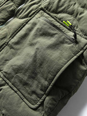 製品画像
「4色展開の防風防水中綿ジャケット。アウトドア素材とポリエステル中綿を採用し、軽量設計で保温性と高機能性を兼ね備えた全体写真。」
詳細画像
「防風性に優れたアウトドア素材の質感と軽量化された中空構造ポリエステル繊維を使用した中綿ディテール。多機能ポケットの実用性も際立つ中綿ジャケット詳細写真。」