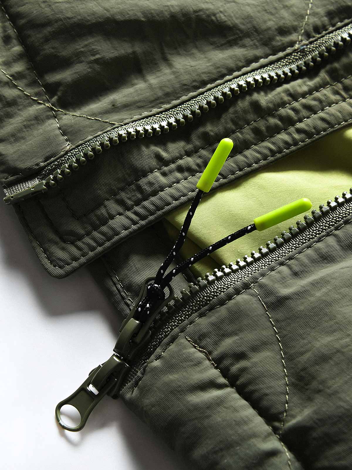 製品画像
「4色展開の防風防水中綿ジャケット。アウトドア素材とポリエステル中綿を採用し、軽量設計で保温性と高機能性を兼ね備えた全体写真。」
詳細画像
「防風性に優れたアウトドア素材の質感と軽量化された中空構造ポリエステル繊維を使用した中綿ディテール。多機能ポケットの実用性も際立つ中綿ジャケット詳細写真。」