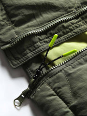 製品画像
「4色展開の防風防水中綿ジャケット。アウトドア素材とポリエステル中綿を採用し、軽量設計で保温性と高機能性を兼ね備えた全体写真。」
詳細画像
「防風性に優れたアウトドア素材の質感と軽量化された中空構造ポリエステル繊維を使用した中綿ディテール。多機能ポケットの実用性も際立つ中綿ジャケット詳細写真。」