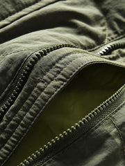 製品画像
「4色展開の防風防水中綿ジャケット。アウトドア素材とポリエステル中綿を採用し、軽量設計で保温性と高機能性を兼ね備えた全体写真。」
詳細画像
「防風性に優れたアウトドア素材の質感と軽量化された中空構造ポリエステル繊維を使用した中綿ディテール。多機能ポケットの実用性も際立つ中綿ジャケット詳細写真。」