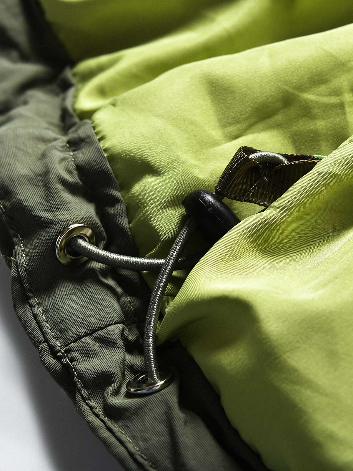 製品画像
「4色展開の防風防水中綿ジャケット。アウトドア素材とポリエステル中綿を採用し、軽量設計で保温性と高機能性を兼ね備えた全体写真。」
詳細画像
「防風性に優れたアウトドア素材の質感と軽量化された中空構造ポリエステル繊維を使用した中綿ディテール。多機能ポケットの実用性も際立つ中綿ジャケット詳細写真。」