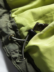 製品画像
「4色展開の防風防水中綿ジャケット。アウトドア素材とポリエステル中綿を採用し、軽量設計で保温性と高機能性を兼ね備えた全体写真。」
詳細画像
「防風性に優れたアウトドア素材の質感と軽量化された中空構造ポリエステル繊維を使用した中綿ディテール。多機能ポケットの実用性も際立つ中綿ジャケット詳細写真。」