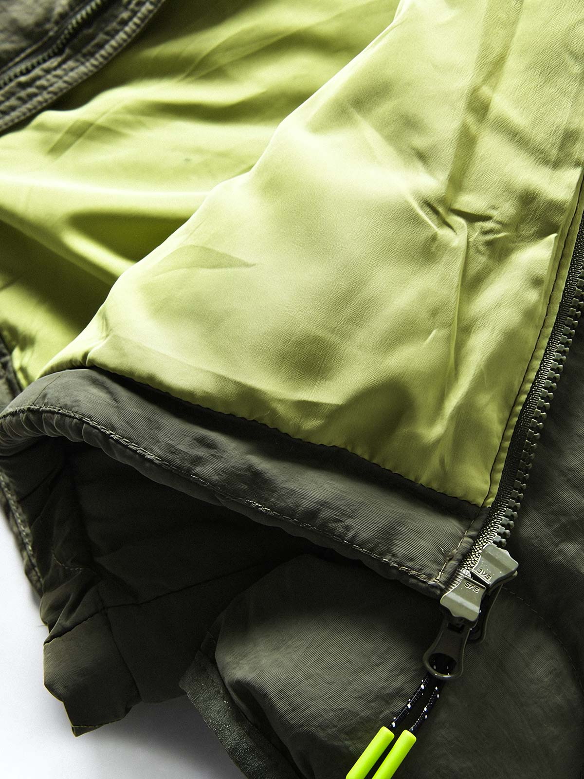 製品画像
「4色展開の防風防水中綿ジャケット。アウトドア素材とポリエステル中綿を採用し、軽量設計で保温性と高機能性を兼ね備えた全体写真。」
詳細画像
「防風性に優れたアウトドア素材の質感と軽量化された中空構造ポリエステル繊維を使用した中綿ディテール。多機能ポケットの実用性も際立つ中綿ジャケット詳細写真。」