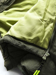 製品画像
「4色展開の防風防水中綿ジャケット。アウトドア素材とポリエステル中綿を採用し、軽量設計で保温性と高機能性を兼ね備えた全体写真。」
詳細画像
「防風性に優れたアウトドア素材の質感と軽量化された中空構造ポリエステル繊維を使用した中綿ディテール。多機能ポケットの実用性も際立つ中綿ジャケット詳細写真。」