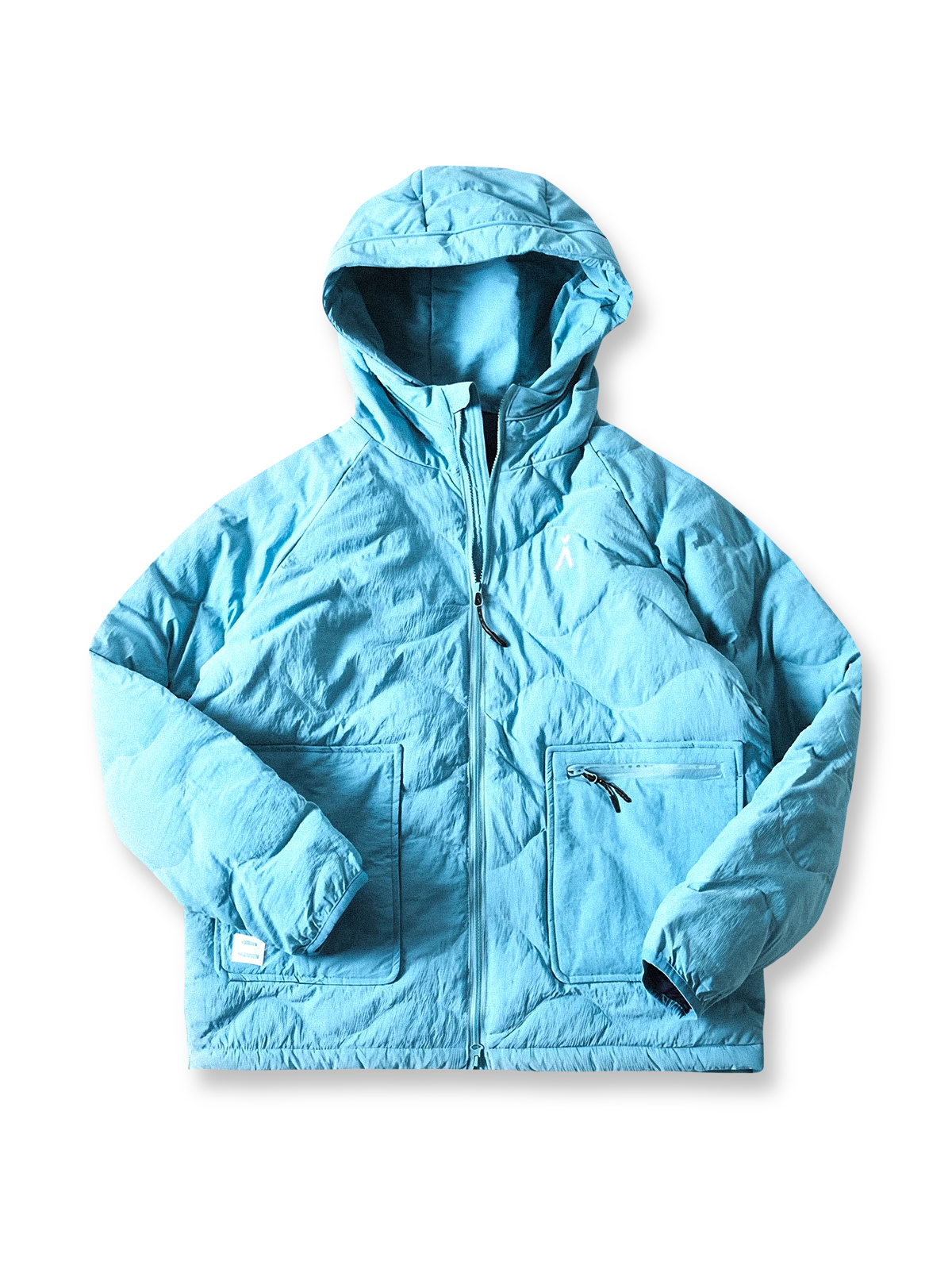 製品画像
「4色展開の防風防水中綿ジャケット。アウトドア素材とポリエステル中綿を採用し、軽量設計で保温性と高機能性を兼ね備えた全体写真。」
詳細画像
「防風性に優れたアウトドア素材の質感と軽量化された中空構造ポリエステル繊維を使用した中綿ディテール。多機能ポケットの実用性も際立つ中綿ジャケット詳細写真。」