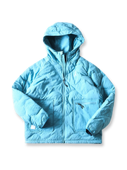 製品画像
「4色展開の防風防水中綿ジャケット。アウトドア素材とポリエステル中綿を採用し、軽量設計で保温性と高機能性を兼ね備えた全体写真。」
詳細画像
「防風性に優れたアウトドア素材の質感と軽量化された中空構造ポリエステル繊維を使用した中綿ディテール。多機能ポケットの実用性も際立つ中綿ジャケット詳細写真。」