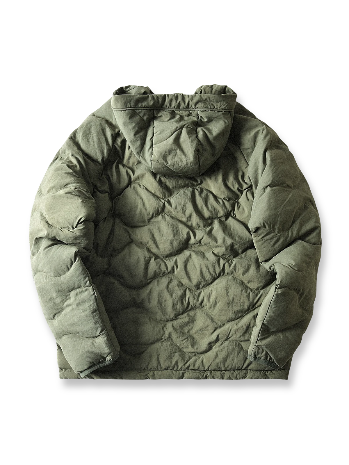 製品画像
「4色展開の防風防水中綿ジャケット。アウトドア素材とポリエステル中綿を採用し、軽量設計で保温性と高機能性を兼ね備えた全体写真。」
詳細画像
「防風性に優れたアウトドア素材の質感と軽量化された中空構造ポリエステル繊維を使用した中綿ディテール。多機能ポケットの実用性も際立つ中綿ジャケット詳細写真。」