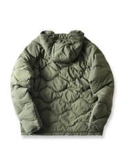 製品画像
「4色展開の防風防水中綿ジャケット。アウトドア素材とポリエステル中綿を採用し、軽量設計で保温性と高機能性を兼ね備えた全体写真。」
詳細画像
「防風性に優れたアウトドア素材の質感と軽量化された中空構造ポリエステル繊維を使用した中綿ディテール。多機能ポケットの実用性も際立つ中綿ジャケット詳細写真。」