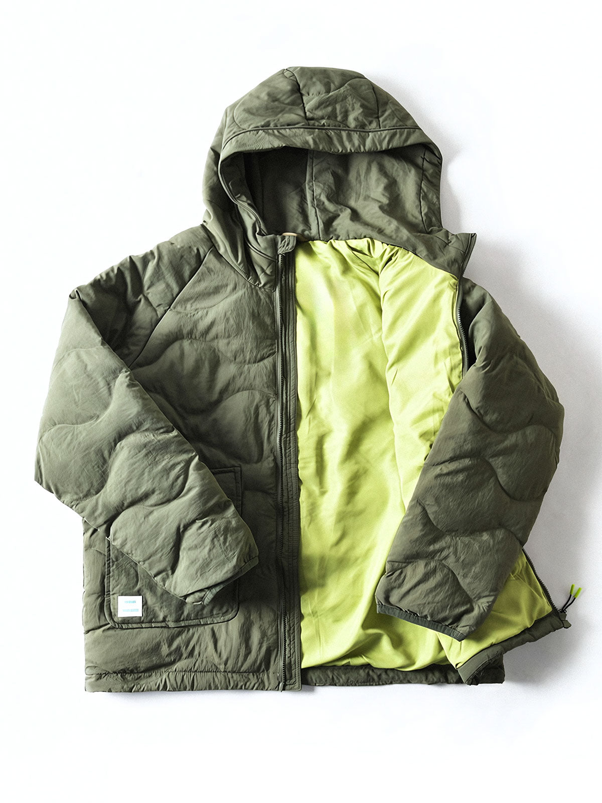 製品画像
「4色展開の防風防水中綿ジャケット。アウトドア素材とポリエステル中綿を採用し、軽量設計で保温性と高機能性を兼ね備えた全体写真。」
詳細画像
「防風性に優れたアウトドア素材の質感と軽量化された中空構造ポリエステル繊維を使用した中綿ディテール。多機能ポケットの実用性も際立つ中綿ジャケット詳細写真。」