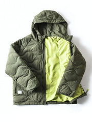 製品画像
「4色展開の防風防水中綿ジャケット。アウトドア素材とポリエステル中綿を採用し、軽量設計で保温性と高機能性を兼ね備えた全体写真。」
詳細画像
「防風性に優れたアウトドア素材の質感と軽量化された中空構造ポリエステル繊維を使用した中綿ディテール。多機能ポケットの実用性も際立つ中綿ジャケット詳細写真。」