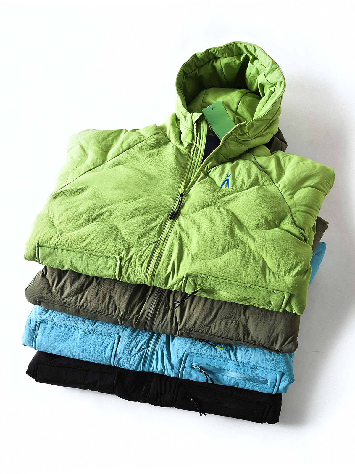 製品画像
「4色展開の防風防水中綿ジャケット。アウトドア素材とポリエステル中綿を採用し、軽量設計で保温性と高機能性を兼ね備えた全体写真。」
詳細画像
「防風性に優れたアウトドア素材の質感と軽量化された中空構造ポリエステル繊維を使用した中綿ディテール。多機能ポケットの実用性も際立つ中綿ジャケット詳細写真。」