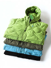 製品画像
「4色展開の防風防水中綿ジャケット。アウトドア素材とポリエステル中綿を採用し、軽量設計で保温性と高機能性を兼ね備えた全体写真。」
詳細画像
「防風性に優れたアウトドア素材の質感と軽量化された中空構造ポリエステル繊維を使用した中綿ディテール。多機能ポケットの実用性も際立つ中綿ジャケット詳細写真。」