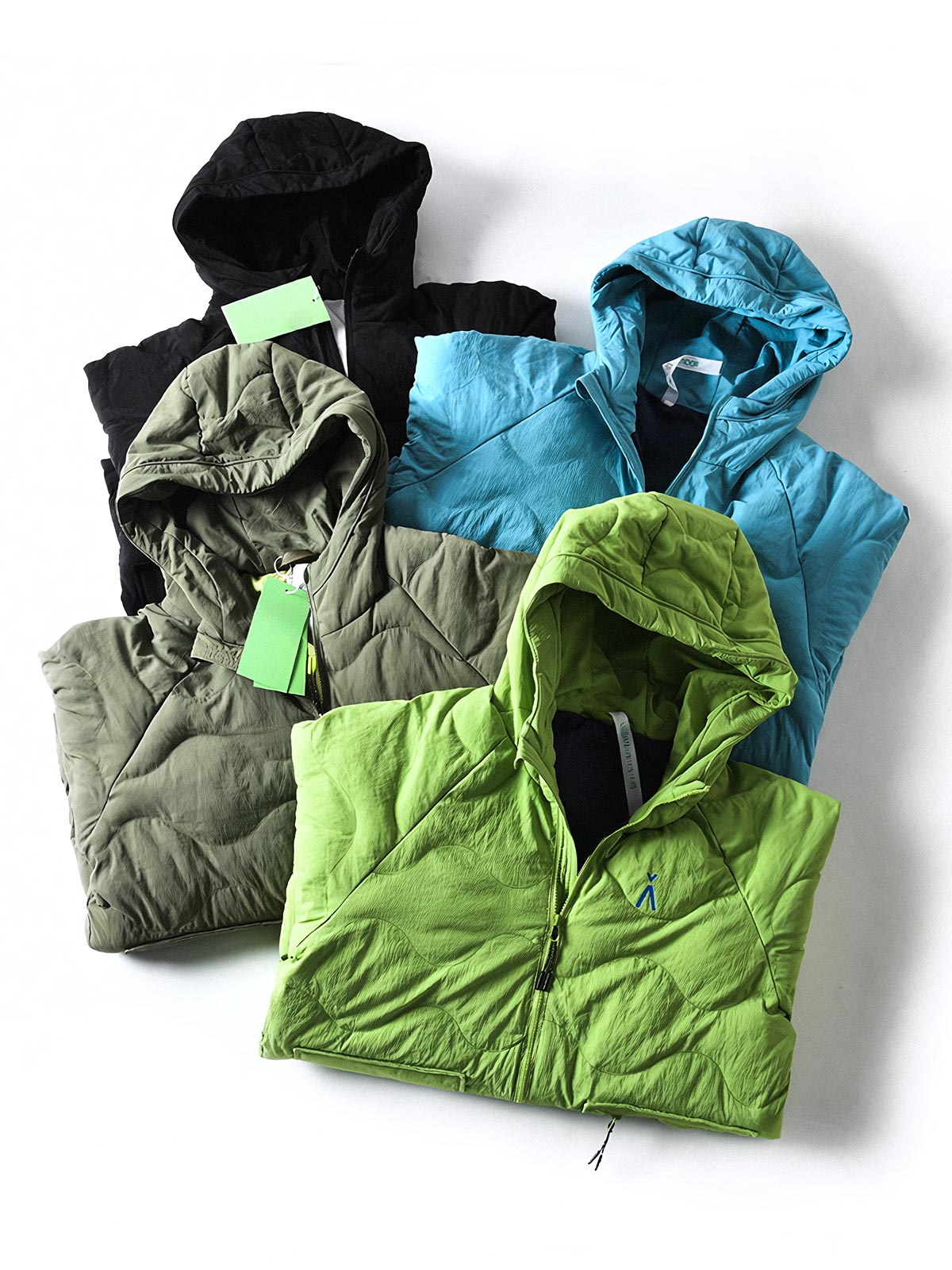 製品画像
「4色展開の防風防水中綿ジャケット。アウトドア素材とポリエステル中綿を採用し、軽量設計で保温性と高機能性を兼ね備えた全体写真。」
詳細画像
「防風性に優れたアウトドア素材の質感と軽量化された中空構造ポリエステル繊維を使用した中綿ディテール。多機能ポケットの実用性も際立つ中綿ジャケット詳細写真。」