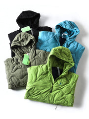 製品画像
「4色展開の防風防水中綿ジャケット。アウトドア素材とポリエステル中綿を採用し、軽量設計で保温性と高機能性を兼ね備えた全体写真。」
詳細画像
「防風性に優れたアウトドア素材の質感と軽量化された中空構造ポリエステル繊維を使用した中綿ディテール。多機能ポケットの実用性も際立つ中綿ジャケット詳細写真。」