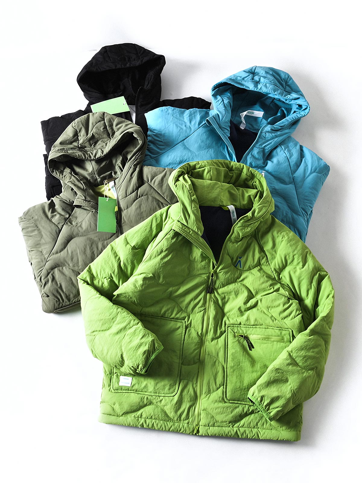 製品画像
「4色展開の防風防水中綿ジャケット。アウトドア素材とポリエステル中綿を採用し、軽量設計で保温性と高機能性を兼ね備えた全体写真。」
詳細画像
「防風性に優れたアウトドア素材の質感と軽量化された中空構造ポリエステル繊維を使用した中綿ディテール。多機能ポケットの実用性も際立つ中綿ジャケット詳細写真。」