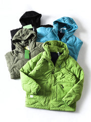 製品画像
「4色展開の防風防水中綿ジャケット。アウトドア素材とポリエステル中綿を採用し、軽量設計で保温性と高機能性を兼ね備えた全体写真。」
詳細画像
「防風性に優れたアウトドア素材の質感と軽量化された中空構造ポリエステル繊維を使用した中綿ディテール。多機能ポケットの実用性も際立つ中綿ジャケット詳細写真。」