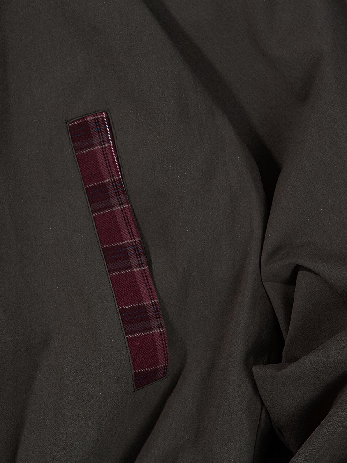 製品画像
「クラシックなパッチワークチェック柄とルーズフィットシルエットが特徴のジャケット全体写真。100%コットン素材で快適さとレトロなスタイルを両立した秋冬のマストアイテム。」
詳細画像
「パッチワークチェック柄デザインが際立つ襟やポケット部分のディテール写真。柔らかく耐久性のある100%コットン素材が使用されたジャケットの特徴を強調した詳細画像。」