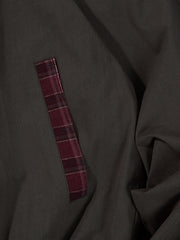 製品画像
「クラシックなパッチワークチェック柄とルーズフィットシルエットが特徴のジャケット全体写真。100%コットン素材で快適さとレトロなスタイルを両立した秋冬のマストアイテム。」
詳細画像
「パッチワークチェック柄デザインが際立つ襟やポケット部分のディテール写真。柔らかく耐久性のある100%コットン素材が使用されたジャケットの特徴を強調した詳細画像。」