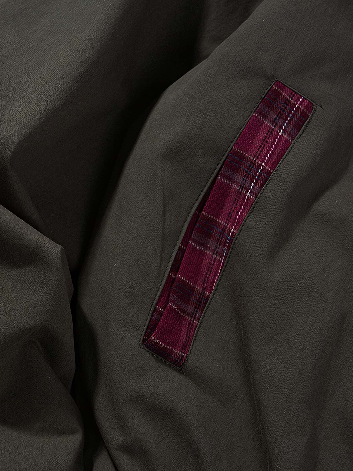 製品画像
「クラシックなパッチワークチェック柄とルーズフィットシルエットが特徴のジャケット全体写真。100%コットン素材で快適さとレトロなスタイルを両立した秋冬のマストアイテム。」
詳細画像
「パッチワークチェック柄デザインが際立つ襟やポケット部分のディテール写真。柔らかく耐久性のある100%コットン素材が使用されたジャケットの特徴を強調した詳細画像。」