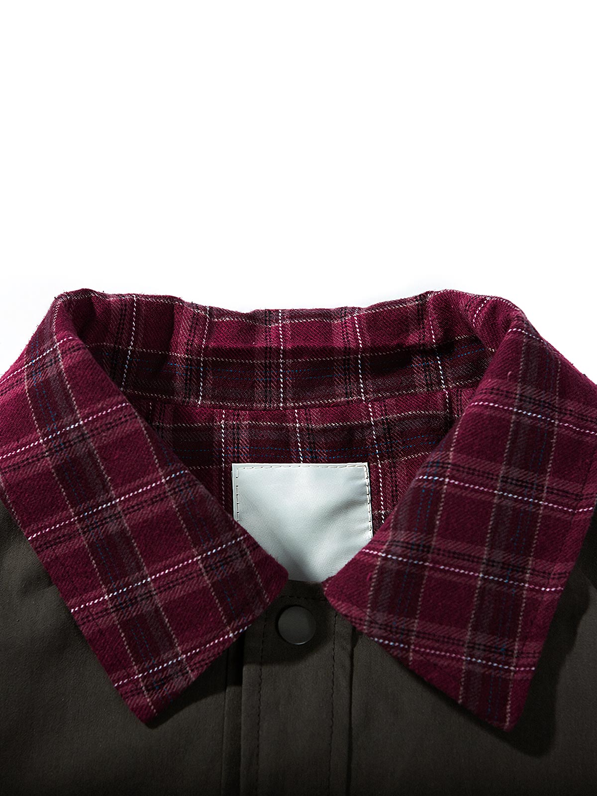 製品画像
「クラシックなパッチワークチェック柄とルーズフィットシルエットが特徴のジャケット全体写真。100%コットン素材で快適さとレトロなスタイルを両立した秋冬のマストアイテム。」
詳細画像
「パッチワークチェック柄デザインが際立つ襟やポケット部分のディテール写真。柔らかく耐久性のある100%コットン素材が使用されたジャケットの特徴を強調した詳細画像。」