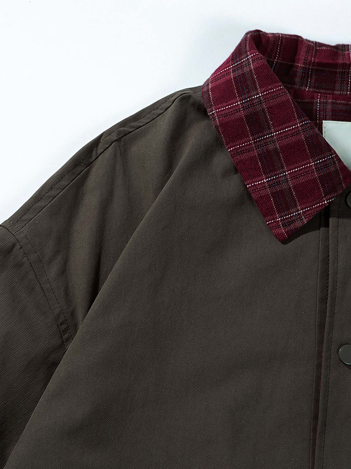 製品画像
「クラシックなパッチワークチェック柄とルーズフィットシルエットが特徴のジャケット全体写真。100%コットン素材で快適さとレトロなスタイルを両立した秋冬のマストアイテム。」
詳細画像
「パッチワークチェック柄デザインが際立つ襟やポケット部分のディテール写真。柔らかく耐久性のある100%コットン素材が使用されたジャケットの特徴を強調した詳細画像。」