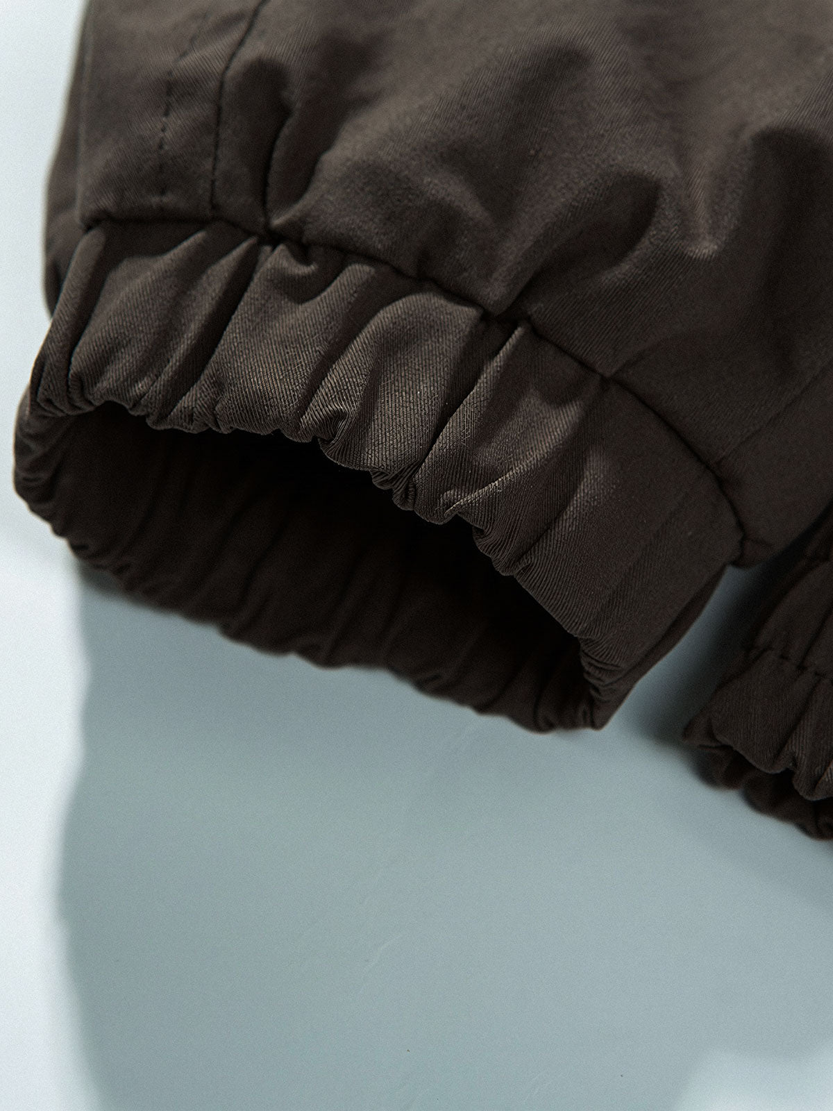 製品画像
「クラシックなパッチワークチェック柄とルーズフィットシルエットが特徴のジャケット全体写真。100%コットン素材で快適さとレトロなスタイルを両立した秋冬のマストアイテム。」
詳細画像
「パッチワークチェック柄デザインが際立つ襟やポケット部分のディテール写真。柔らかく耐久性のある100%コットン素材が使用されたジャケットの特徴を強調した詳細画像。」