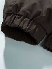 製品画像
「クラシックなパッチワークチェック柄とルーズフィットシルエットが特徴のジャケット全体写真。100%コットン素材で快適さとレトロなスタイルを両立した秋冬のマストアイテム。」
詳細画像
「パッチワークチェック柄デザインが際立つ襟やポケット部分のディテール写真。柔らかく耐久性のある100%コットン素材が使用されたジャケットの特徴を強調した詳細画像。」