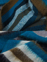 製品画像
「レトロなパッチワークデザインとストライプが特徴のアルファベット刺繍入りクルーネックセーター全体写真。ウール混紡素材で柔らかく保温性に優れた秋冬の定番アイテム。」
詳細画像
「丁寧なアルファベット刺繍とパッチワークストライプのディテールを強調したセーターの詳細写真。ウール混紡素材の柔らかい質感とデザイン性が際立つアイテム。」