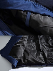 製品画像
「レトロなシープスキン風襟とバイカラーパッチワークデザインが特徴のワーク中綿ジャケット全体写真。防風性と保温性に優れた高密度素材と軽量ポリエステル中綿を採用し、アウトドアにも日常使いにも最適な冬のマストアイテム。」
詳細画像
「シープスキン風襟の立体感のある質感と、バイカラーパッチワークデザインの大きな多機能ポケットのディテール写真。防寒性を高める高密度素材と軽量中綿が使用されたジャケットの特徴を表現した画像。」