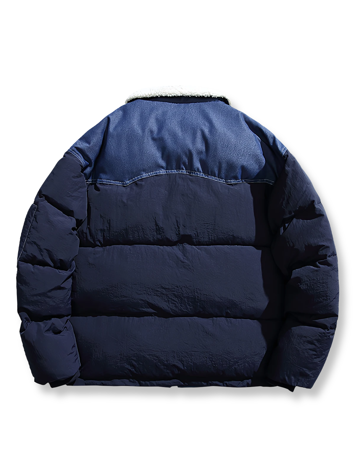 製品画像
「レトロなシープスキン風襟とバイカラーパッチワークデザインが特徴のワーク中綿ジャケット全体写真。防風性と保温性に優れた高密度素材と軽量ポリエステル中綿を採用し、アウトドアにも日常使いにも最適な冬のマストアイテム。」
詳細画像
「シープスキン風襟の立体感のある質感と、バイカラーパッチワークデザインの大きな多機能ポケットのディテール写真。防寒性を高める高密度素材と軽量中綿が使用されたジャケットの特徴を表現した画像。」