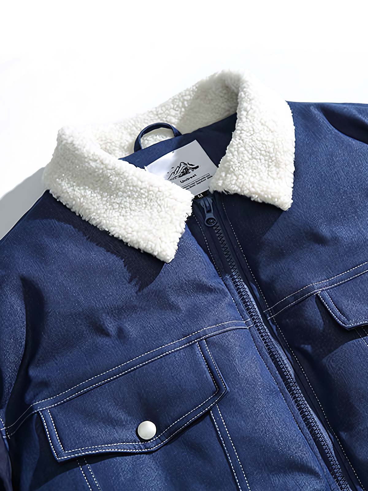 製品画像
「レトロなシープスキン風襟とバイカラーパッチワークデザインが特徴のワーク中綿ジャケット全体写真。防風性と保温性に優れた高密度素材と軽量ポリエステル中綿を採用し、アウトドアにも日常使いにも最適な冬のマストアイテム。」
詳細画像
「シープスキン風襟の立体感のある質感と、バイカラーパッチワークデザインの大きな多機能ポケットのディテール写真。防寒性を高める高密度素材と軽量中綿が使用されたジャケットの特徴を表現した画像。」