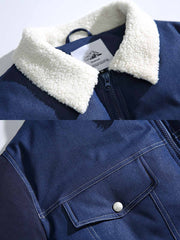 製品画像
「レトロなシープスキン風襟とバイカラーパッチワークデザインが特徴のワーク中綿ジャケット全体写真。防風性と保温性に優れた高密度素材と軽量ポリエステル中綿を採用し、アウトドアにも日常使いにも最適な冬のマストアイテム。」
詳細画像
「シープスキン風襟の立体感のある質感と、バイカラーパッチワークデザインの大きな多機能ポケットのディテール写真。防寒性を高める高密度素材と軽量中綿が使用されたジャケットの特徴を表現した画像。」