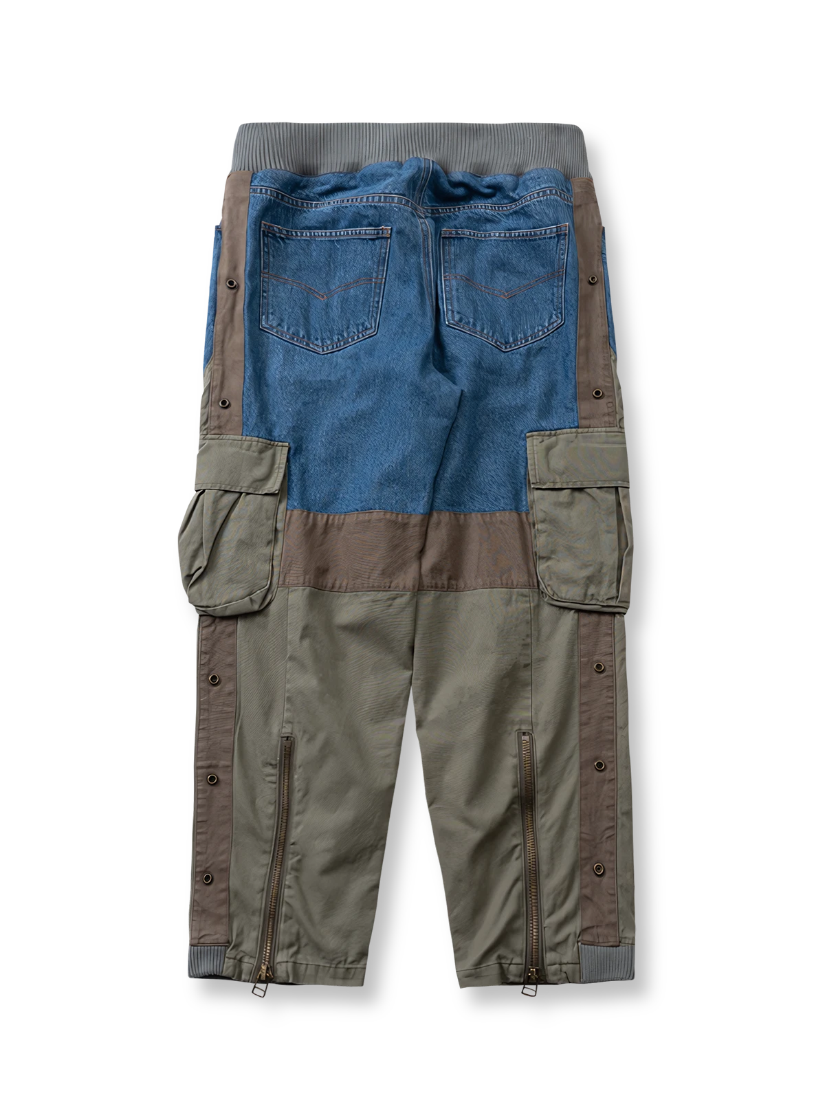 製品画像
「再構造スタイルの異素材パッチワークデザインが特徴のカーゴパンツ正面展示写真。ヴィンテージ感を演出するウォッシュ加工と多機能ポケットを備えたストリートやアウトドアに最適なアイテム。」
詳細画像
「ウエストゴム仕様で快適なフィット感と裾のジッパーとスナップボタンによる幅調整が可能な異素材パッチワークカーゴパンツのディテール写真。」