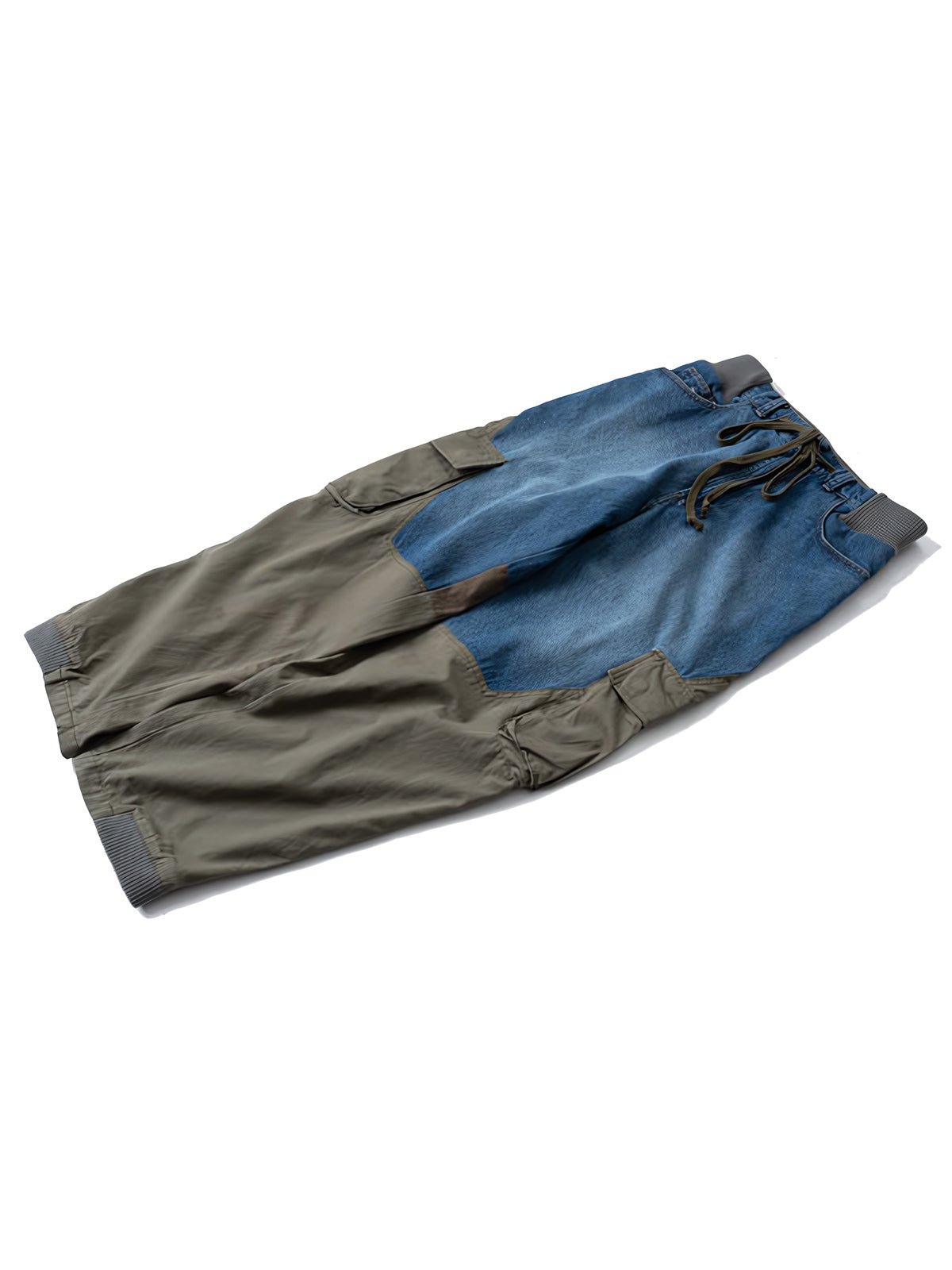 製品画像
「再構造スタイルの異素材パッチワークデザインが特徴のカーゴパンツ正面展示写真。ヴィンテージ感を演出するウォッシュ加工と多機能ポケットを備えたストリートやアウトドアに最適なアイテム。」
詳細画像
「ウエストゴム仕様で快適なフィット感と裾のジッパーとスナップボタンによる幅調整が可能な異素材パッチワークカーゴパンツのディテール写真。」