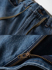 製品画像
「再構造スタイルの異素材パッチワークデザインが特徴のカーゴパンツ正面展示写真。ヴィンテージ感を演出するウォッシュ加工と多機能ポケットを備えたストリートやアウトドアに最適なアイテム。」
詳細画像
「ウエストゴム仕様で快適なフィット感と裾のジッパーとスナップボタンによる幅調整が可能な異素材パッチワークカーゴパンツのディテール写真。」