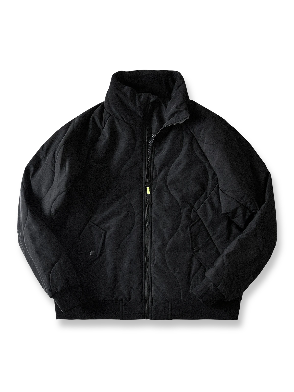 製品画像
「波形キルティングデザインとハイネック仕様が特徴の保温ダウンジャケット正面写真。防風性・保温性・快適性に優れ、静電気防止加工を施したナイロン素材を採用した秋冬に最適なアイテム。」
詳細画像
「フラップ付きの両サイドポケットと背面の通気性メッシュパネルのディテール写真。波形キルティングで中綿が均等に保温性を発揮し、エアダウン素材が快適さを提供するジャケットの特徴を強調した画像。」