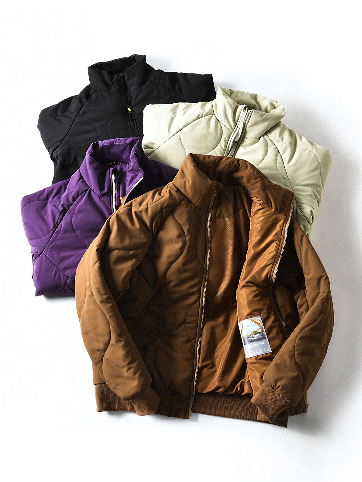 製品画像
「波形キルティングデザインとハイネック仕様が特徴の保温ダウンジャケット正面写真。防風性・保温性・快適性に優れ、静電気防止加工を施したナイロン素材を採用した秋冬に最適なアイテム。」
詳細画像
「フラップ付きの両サイドポケットと背面の通気性メッシュパネルのディテール写真。波形キルティングで中綿が均等に保温性を発揮し、エアダウン素材が快適さを提供するジャケットの特徴を強調した画像。」