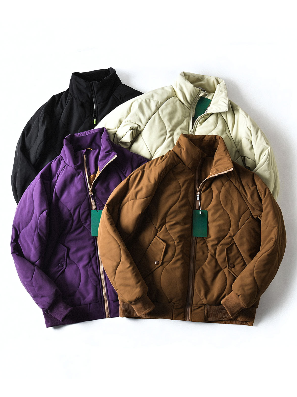 製品画像
「波形キルティングデザインとハイネック仕様が特徴の保温ダウンジャケット正面写真。防風性・保温性・快適性に優れ、静電気防止加工を施したナイロン素材を採用した秋冬に最適なアイテム。」
詳細画像
「フラップ付きの両サイドポケットと背面の通気性メッシュパネルのディテール写真。波形キルティングで中綿が均等に保温性を発揮し、エアダウン素材が快適さを提供するジャケットの特徴を強調した画像。」