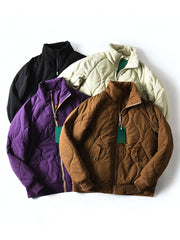 製品画像
「波形キルティングデザインとハイネック仕様が特徴の保温ダウンジャケット正面写真。防風性・保温性・快適性に優れ、静電気防止加工を施したナイロン素材を採用した秋冬に最適なアイテム。」
詳細画像
「フラップ付きの両サイドポケットと背面の通気性メッシュパネルのディテール写真。波形キルティングで中綿が均等に保温性を発揮し、エアダウン素材が快適さを提供するジャケットの特徴を強調した画像。」