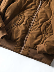 製品画像
「波形キルティングデザインとハイネック仕様が特徴の保温ダウンジャケット正面写真。防風性・保温性・快適性に優れ、静電気防止加工を施したナイロン素材を採用した秋冬に最適なアイテム。」
詳細画像
「フラップ付きの両サイドポケットと背面の通気性メッシュパネルのディテール写真。波形キルティングで中綿が均等に保温性を発揮し、エアダウン素材が快適さを提供するジャケットの特徴を強調した画像。」