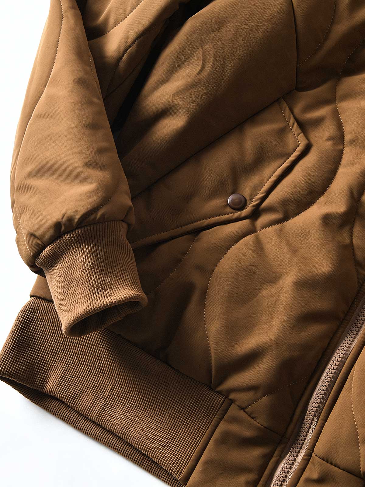 製品画像
「波形キルティングデザインとハイネック仕様が特徴の保温ダウンジャケット正面写真。防風性・保温性・快適性に優れ、静電気防止加工を施したナイロン素材を採用した秋冬に最適なアイテム。」
詳細画像
「フラップ付きの両サイドポケットと背面の通気性メッシュパネルのディテール写真。波形キルティングで中綿が均等に保温性を発揮し、エアダウン素材が快適さを提供するジャケットの特徴を強調した画像。」