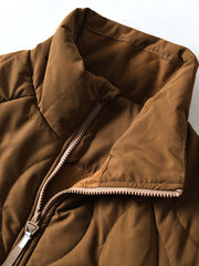 製品画像
「波形キルティングデザインとハイネック仕様が特徴の保温ダウンジャケット正面写真。防風性・保温性・快適性に優れ、静電気防止加工を施したナイロン素材を採用した秋冬に最適なアイテム。」
詳細画像
「フラップ付きの両サイドポケットと背面の通気性メッシュパネルのディテール写真。波形キルティングで中綿が均等に保温性を発揮し、エアダウン素材が快適さを提供するジャケットの特徴を強調した画像。」