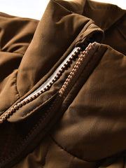 製品画像
「波形キルティングデザインとハイネック仕様が特徴の保温ダウンジャケット正面写真。防風性・保温性・快適性に優れ、静電気防止加工を施したナイロン素材を採用した秋冬に最適なアイテム。」
詳細画像
「フラップ付きの両サイドポケットと背面の通気性メッシュパネルのディテール写真。波形キルティングで中綿が均等に保温性を発揮し、エアダウン素材が快適さを提供するジャケットの特徴を強調した画像。」